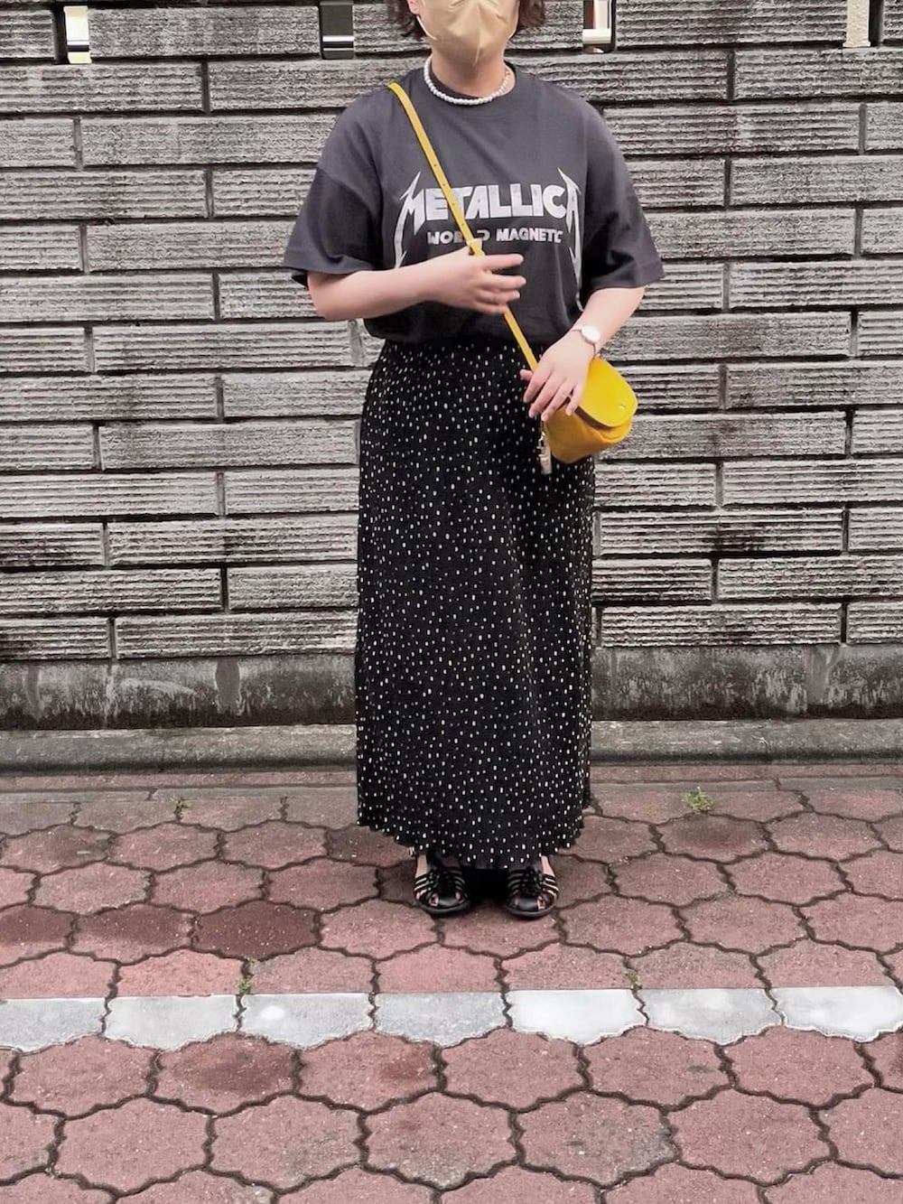 「休日スタイル、休日コーデ、プチプラコーデ、グルカサンダル、H&M、ロックT、シンプルコーデ、プリーツスカート、今日の服、coca」｜「H&Mのアイテム（Tシャツ/カットソー、ブラック系）」を使った、はなさん（レディース・160cm）の春コーディネートの3枚目の写真