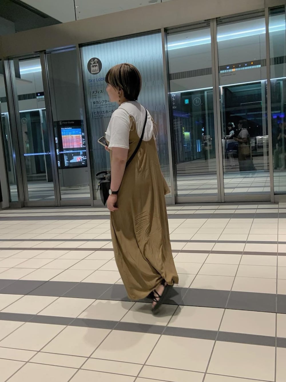 「大人カジュアル、夏コーデ、休日コーデ、ゆるコーデ、ワンピースコーデ、キャミワンピ、KBF、teva」｜「KBFのサイドインタックキャミワンピース（ワンピース、イエロー系）」を使った、はなさん（レディース・160cm）の夏コーディネートの2枚目の写真