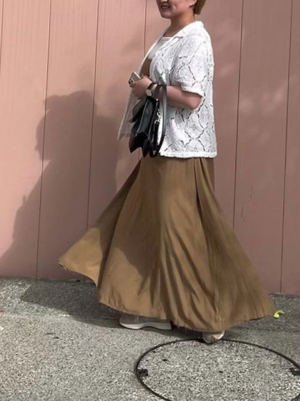 「シンプル、秋色、レースシャツ、オープンカラーシャツ、キャミワンピ、KBF、ニューバランス、今日の服、USJコーデ」｜「mimiのMIMI BERRY Hebe ショルダーバッグ（ショルダーバッグ、ブラック系）」を使った、はなさん（レディース・160cm）の秋コーディネートの3枚目の写真
