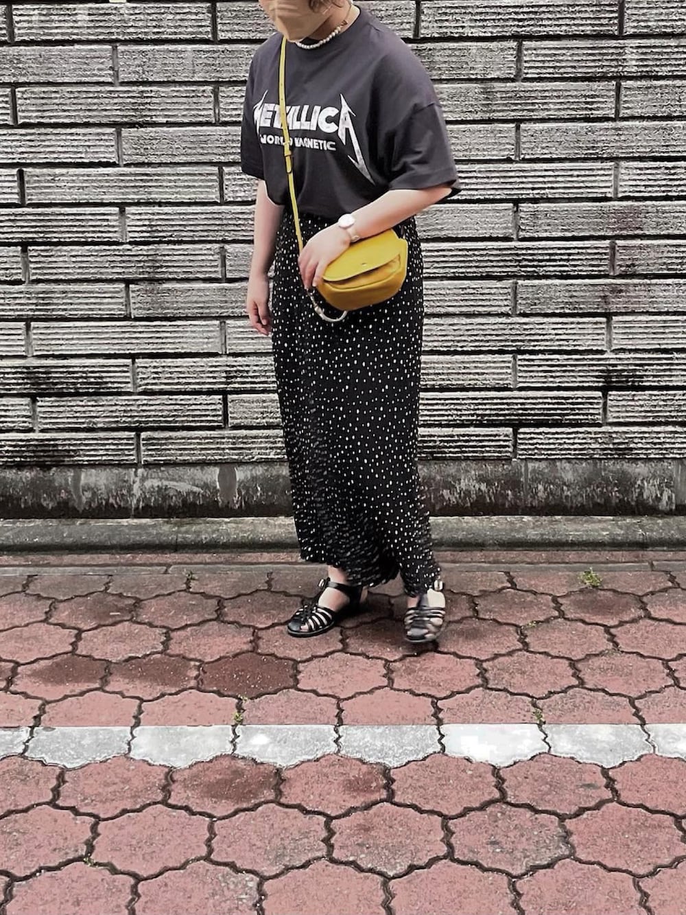 「休日スタイル、休日コーデ、プチプラコーデ、グルカサンダル、H&M、ロックT、シンプルコーデ、プリーツスカート、今日の服、coca」｜「H&Mのアイテム（Tシャツ/カットソー、ブラック系）」を使った、はなさん（レディース・160cm）の春コーディネートの2枚目の写真