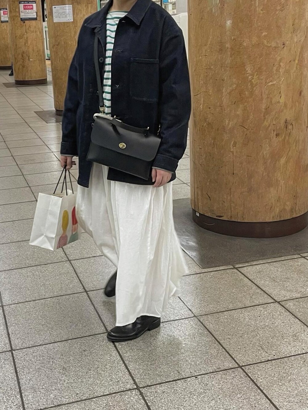 「大人カジュアル、ラクチンコーデ、プチプラ、カジュアルコーデ、春アウター、デニムジャケット、白スカート、coca、UNIQLO、ユニクロ、ボーダー、今日の服」｜「coca（coca）の＼丈が選べる／やわらかしわ感コットンフレアロングスカート（スカート、ホワイト系）」を使った、はなさん（レディース・160cm）の春コーディネートの2枚目の写真