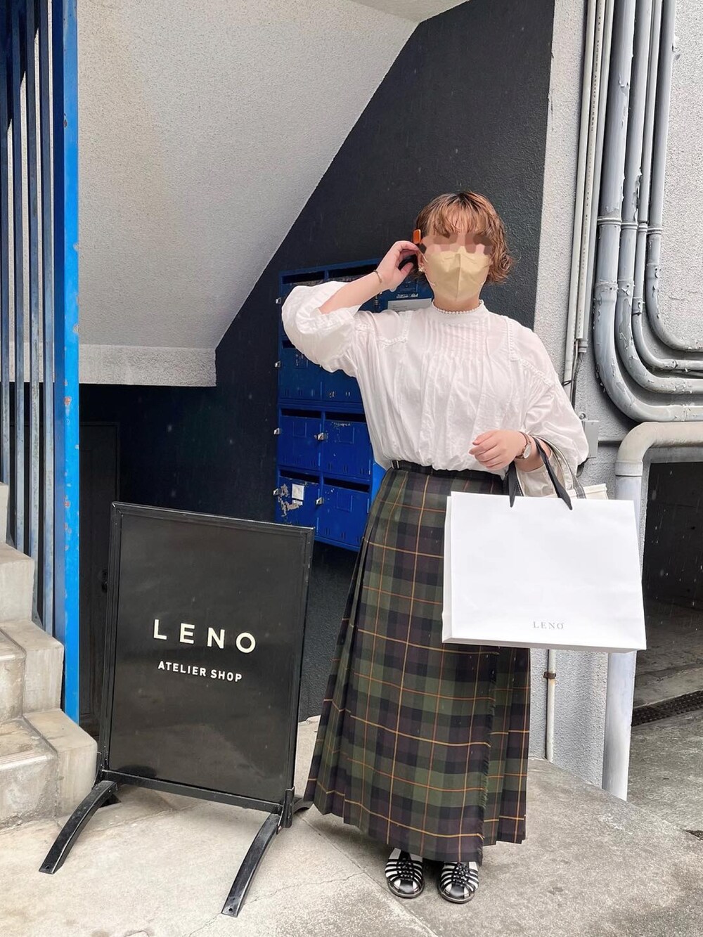 「ごきげんウィーク、オトナ女子、シンプル、スカート、オニールオブダブリン、ブラウス、nerd、オーシバル、グルカサンダル、トートバッグ、今日の服、ラップスカート」｜「nerdのアイテム（シャツ/ブラウス、ホワイト系）」を使った、はなさん（レディース・160cm）の春コーディネートの3枚目の写真
