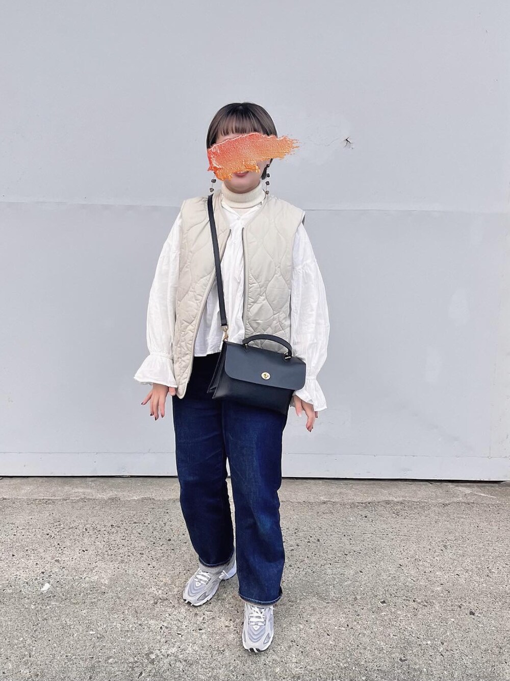 「シンプルコーデ、カジュアルコーデ、スニーカーコーデ、冬アウター、プチプラコーデ、ショルダーバッグ、デニムパンツ、無印良品、タートルネック、titivate、ティティベイト、レイヤードスタイル、ニューバランス、キルティング、GU」｜「無印良品のアイテム（デニムパンツ、ブルー系）」を使った、はなさん（レディース・160cm）の冬コーディネートの3枚目の写真