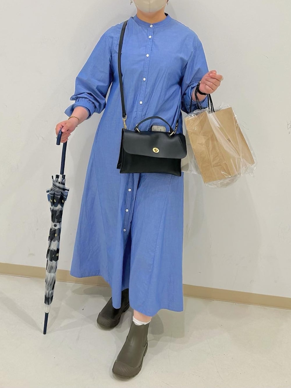「大人カジュアル、ラクチンコーデ、ワンピース、シャツワンピース、レインブーツ、レインシューズ、雨の日コーデ、シンプルコーデ、春コーデ、今日の服」｜「SLOBE IENAのボリュームスリーブシャツワンピース（ワンピース、ブルー系）」を使った、はなさん（レディース・160cm）の春コーディネートの2枚目の写真