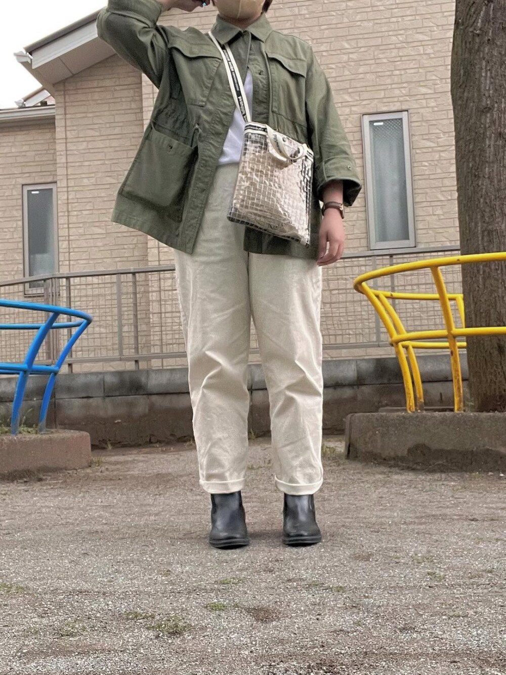 「春色、パンツスタイル、シンプル、ショルダーバッグ、beautiful people、カーキ、サコッシュ、今日の服、レインブーツ、白パンツ、ミリタリー」｜「貰い物のアイテム（ブーツ、ブラック系）」を使った、はなさん（レディース・160cm）の春コーディネートの2枚目の写真