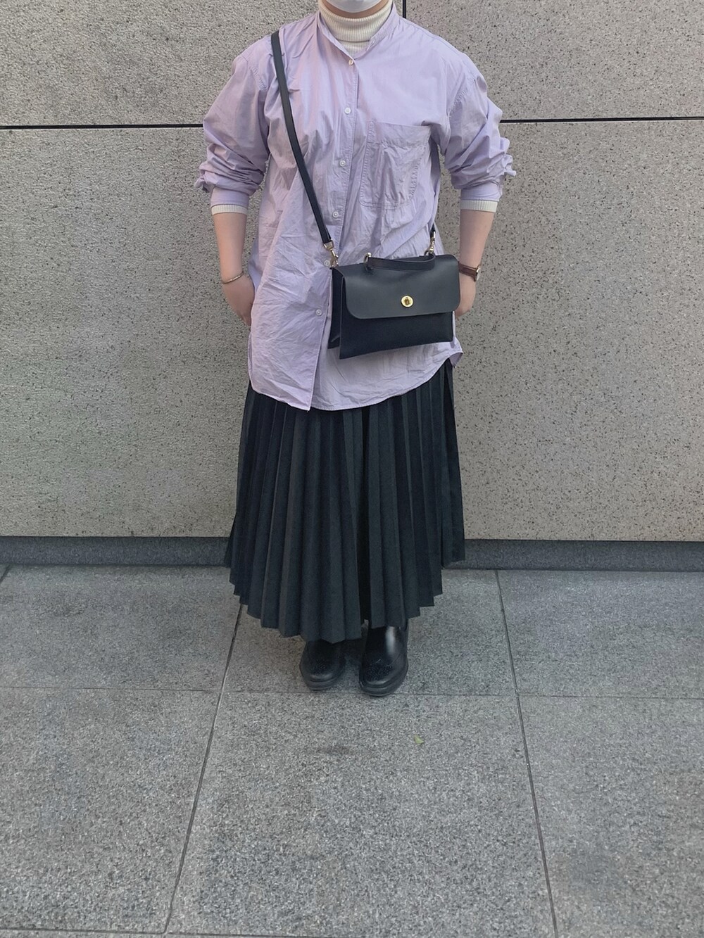 「ブーツ、UNIQLO、秋のコーデ、タートルネック、ユニクロ、サイドゴアブーツ、今日の服、プチプラ、プリーツスカート、休日コーデ、シンプルコーデ、バンドカラーシャツ、mimiberry、未来のWEARISTAプロジェクト」｜「UNIQLOのアイテム（シャツ/ブラウス、パープル系）」を使った、はなさん（レディース・160cm）の秋コーディネートの3枚目の写真