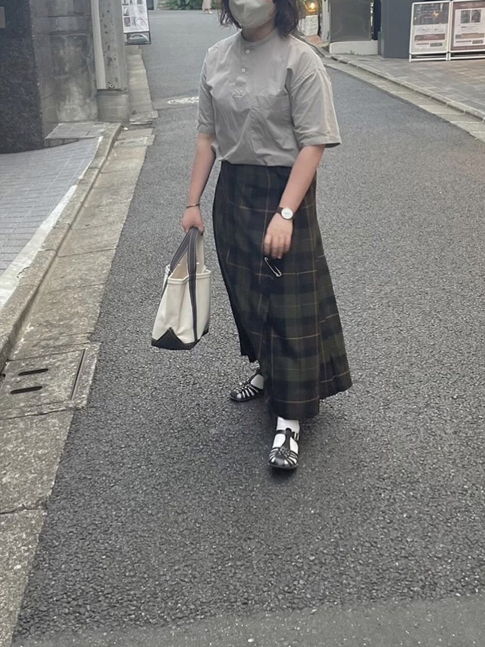 「秋のコーデ、初秋コーデ、秋服準備はじめました、秋服コーデ、スカートスタイル、オニールオブダブリン、オーシバル、無印良品、今日の服」｜「無印良品のアイテム（シャツ/ブラウス、グレー系）」を使った、はなさん（レディース・160cm）の秋コーディネートの2枚目の写真