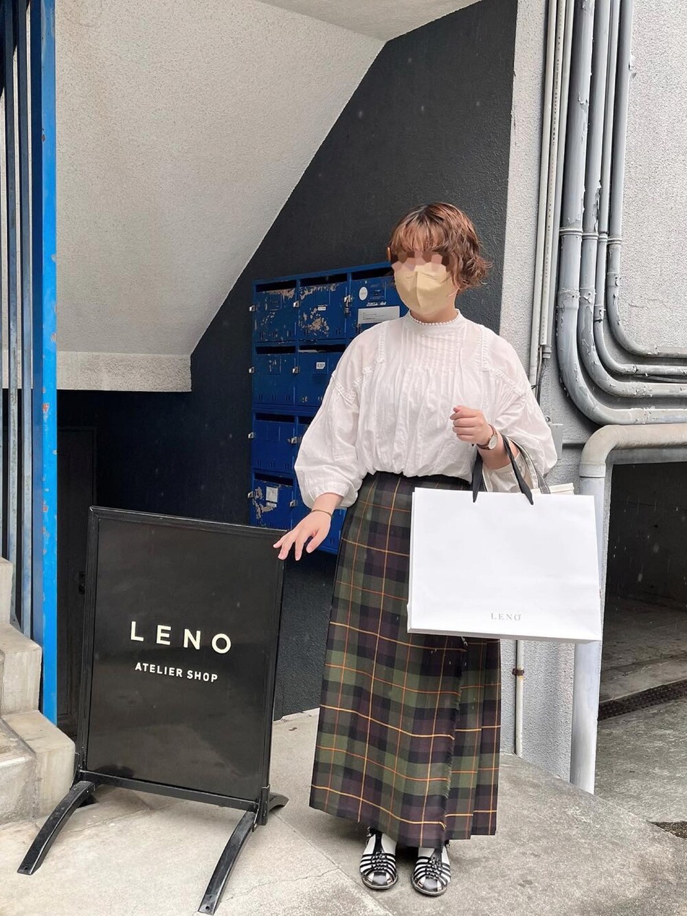 「ごきげんウィーク、オトナ女子、シンプル、スカート、オニールオブダブリン、ブラウス、nerd、オーシバル、グルカサンダル、トートバッグ、今日の服、ラップスカート」｜「nerdのアイテム（シャツ/ブラウス、ホワイト系）」を使った、はなさん（レディース・160cm）の春コーディネートの4枚目の写真