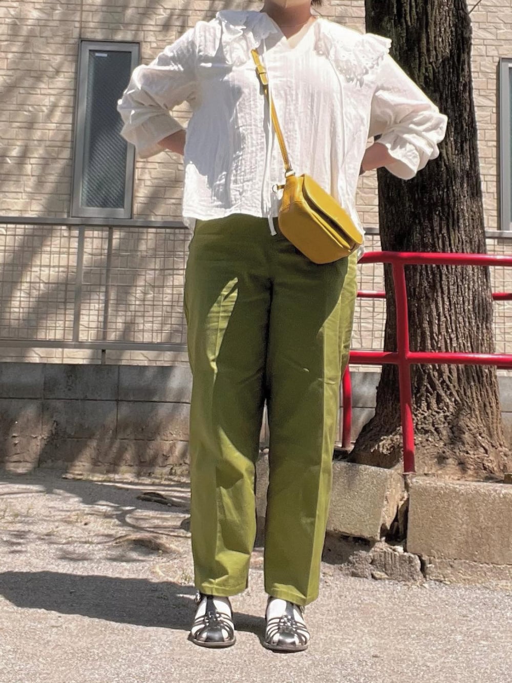 「春コーデ、大人カジュアル、今日の服、はじめましてコーデ、プチプラ、ビックカラー、グリーン、グルカサンダル、ローリーズファーム(LOWRYS FARM)、coca」｜「LOWRYS FARMのサイズアレンジベルトツキパンツ　265172（その他パンツ、グリーン系）」を使った、はなさん（レディース・160cm）の春コーディネートの2枚目の写真