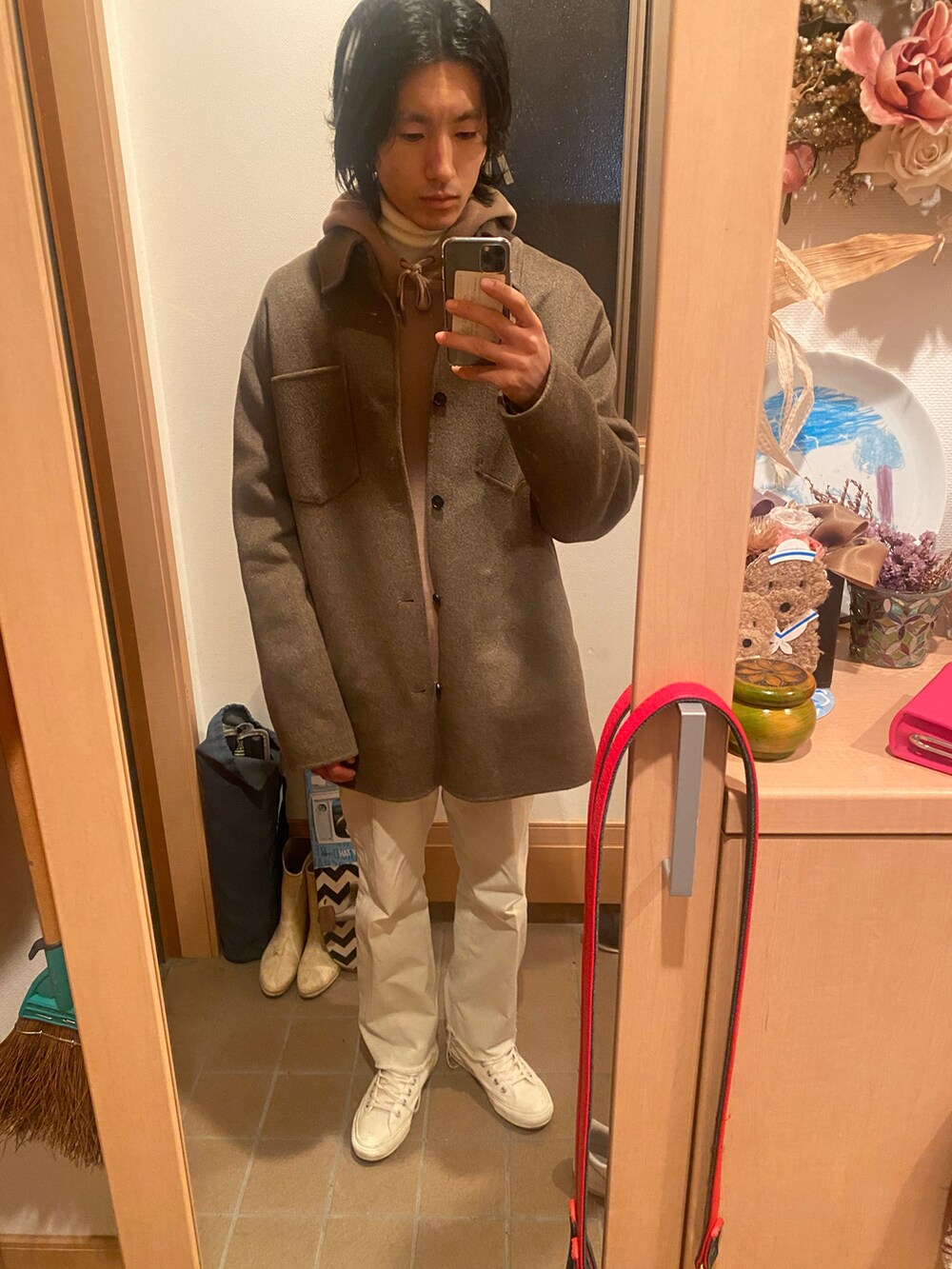 ホワイト系のパンツ、ホワイト系のスニーカー、その他のジャケット/アウターを着用したメンズの冬コーディネートの2枚目の写真