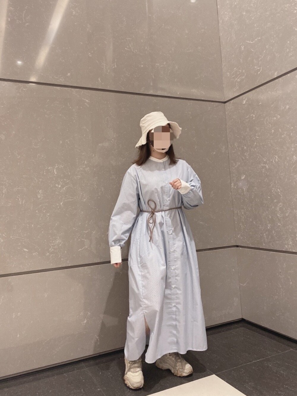 「earth music&ecologyのアイテム（シャツワンピース、ブルー系）」を使った、RAIさん（レディース・150cm）の春コーディネートの2枚目の写真