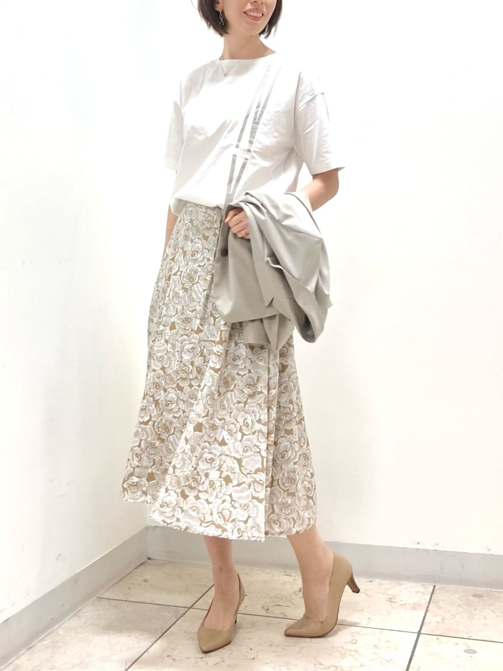 ベージュ系のジャケット/アウター、グレー系のテーラードジャケットを着用したレディースの夏コーディネートの2枚目の写真