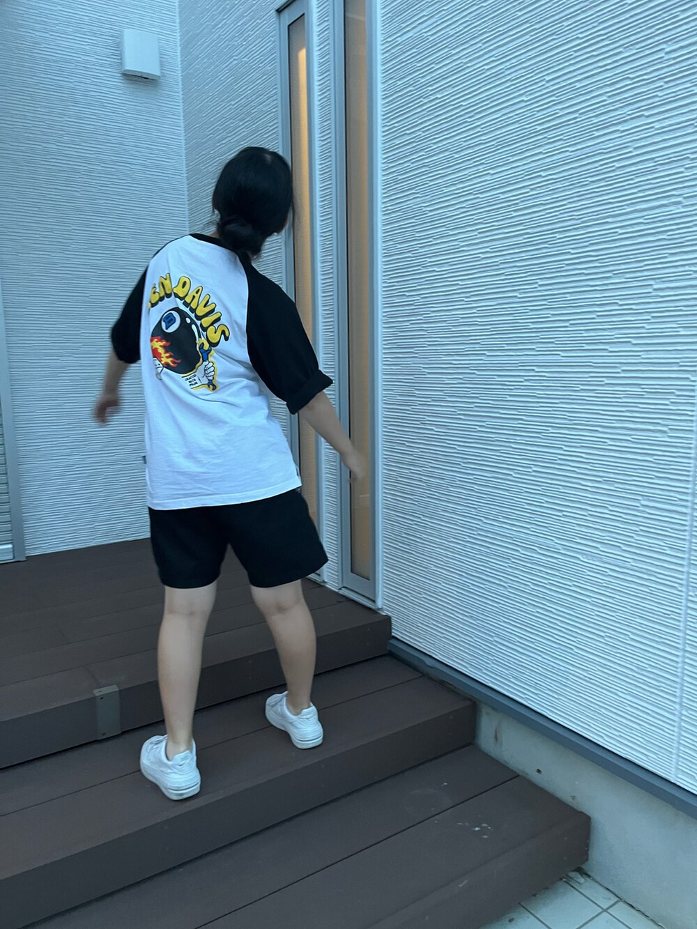 ブラック系のその他パンツ、ブラック系のTシャツ/カットソーを着用したレディースの夏コーディネートの2枚目の写真