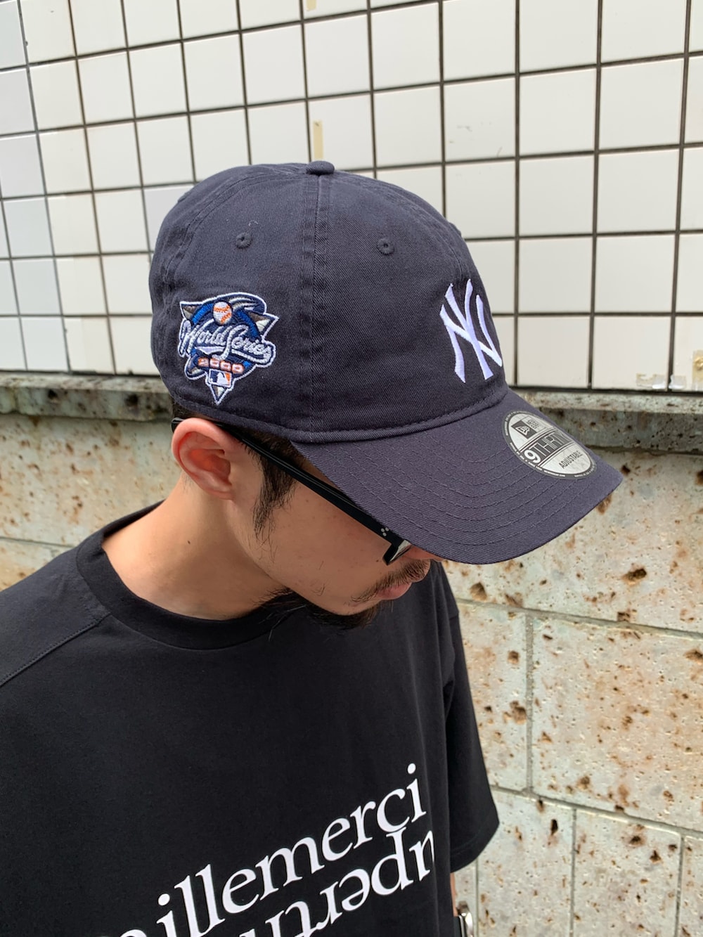 ブラック系のTシャツ/カットソー、グリーン系のベスト、ブルー系のその他パンツを着用したメンズの夏コーディネートの5枚目の写真