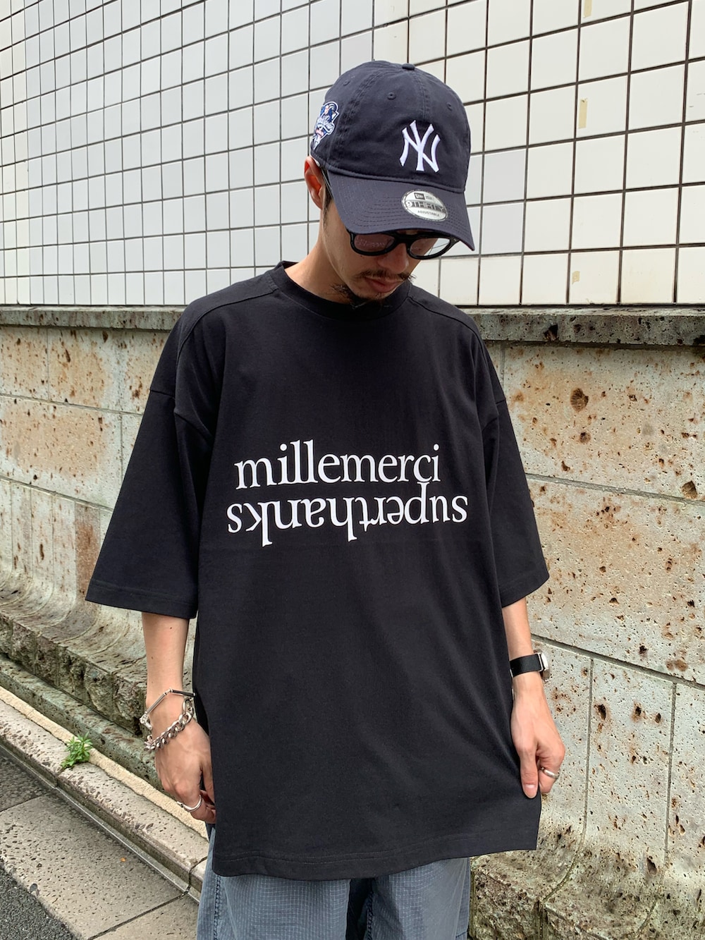 ブラック系のTシャツ/カットソー、グリーン系のベスト、ブルー系のその他パンツを着用したメンズの夏コーディネートの4枚目の写真