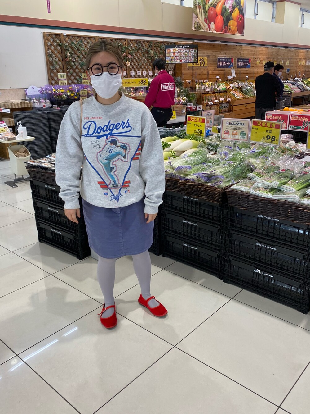 パープル系のスカート、レッド系のパンプス、グレー系のスウェットを着用したレディースの春コーディネートの4枚目の写真