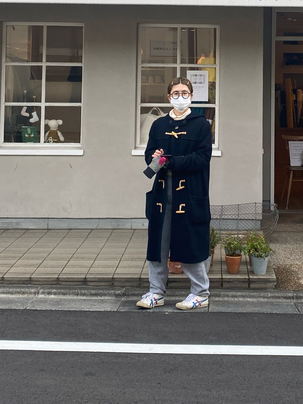 ブルー系のダッフルコート、グレー系のスウェットパンツ、ホワイト系のスニーカーを着用したレディースの冬コーディネートの5枚目の写真