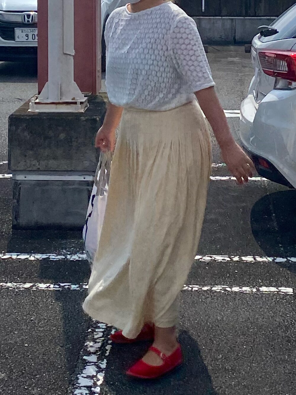 ホワイト系のTシャツ/カットソー、レッド系のパンプス、ホワイト系のトートバッグを着用したレディースの夏コーディネートの2枚目の写真