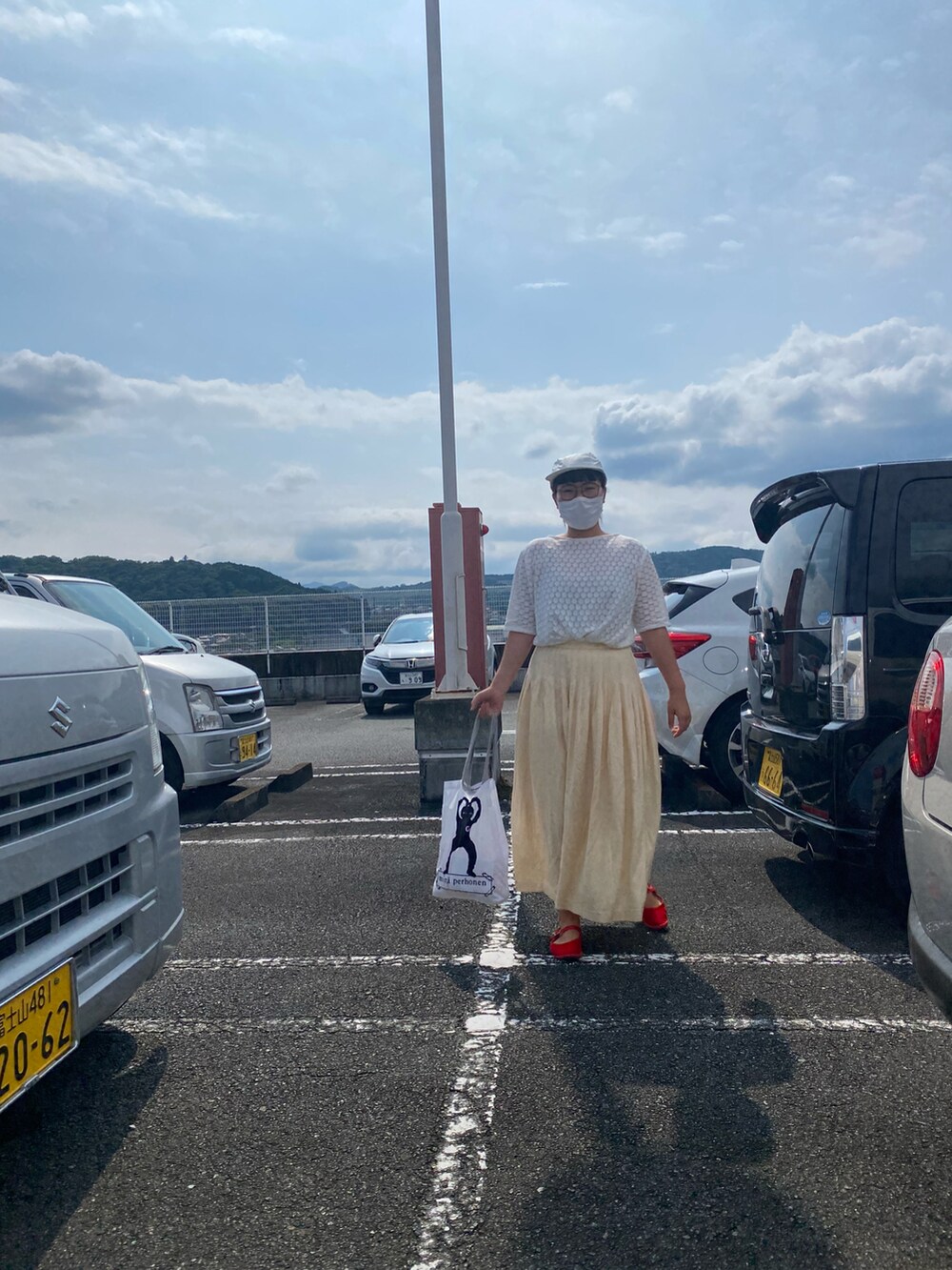 ホワイト系のTシャツ/カットソー、レッド系のパンプス、ホワイト系のトートバッグを着用したレディースの夏コーディネートの5枚目の写真