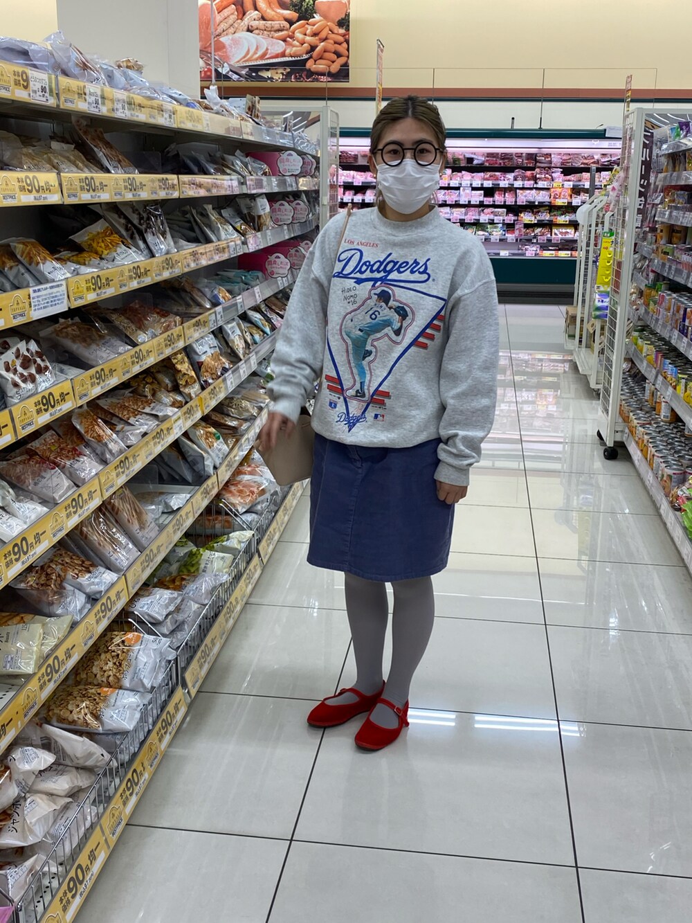 パープル系のスカート、レッド系のパンプス、グレー系のスウェットを着用したレディースの春コーディネートの3枚目の写真