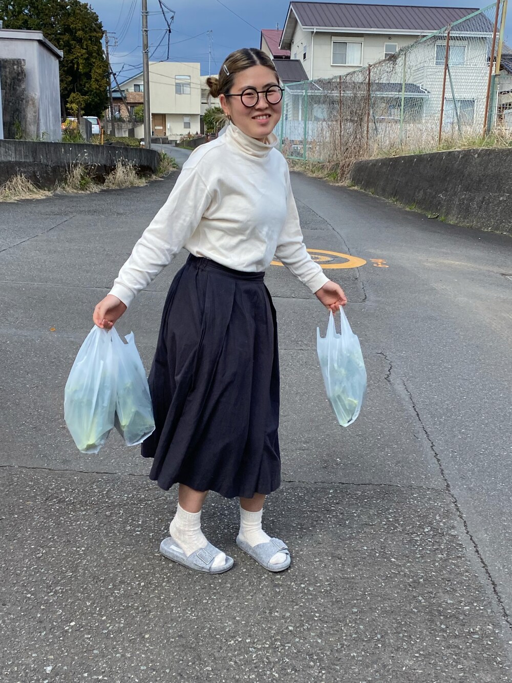 ホワイト系のTシャツ/カットソー、ブラック系のスカートを着用したレディースの春コーディネートの2枚目の写真