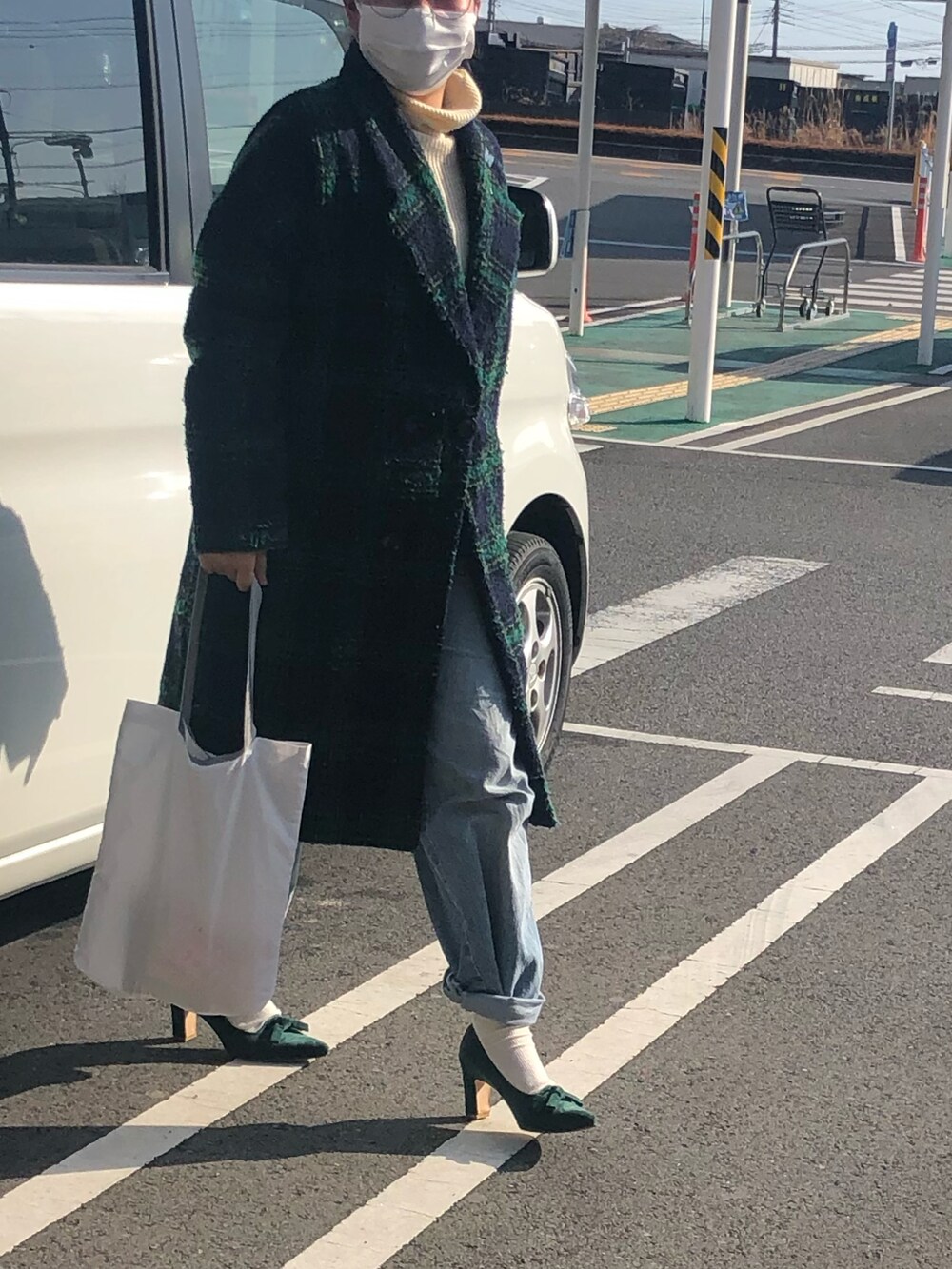 ホワイト系のトートバッグ、グリーン系のジャケット/アウター、グリーン系のパンプスを着用したレディースの冬コーディネートの2枚目の写真