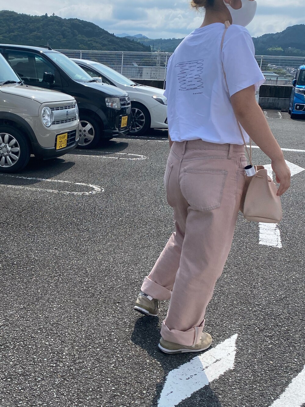 グレー系のスニーカー、ホワイト系のTシャツ/カットソーを着用したレディースの夏コーディネートの2枚目の写真