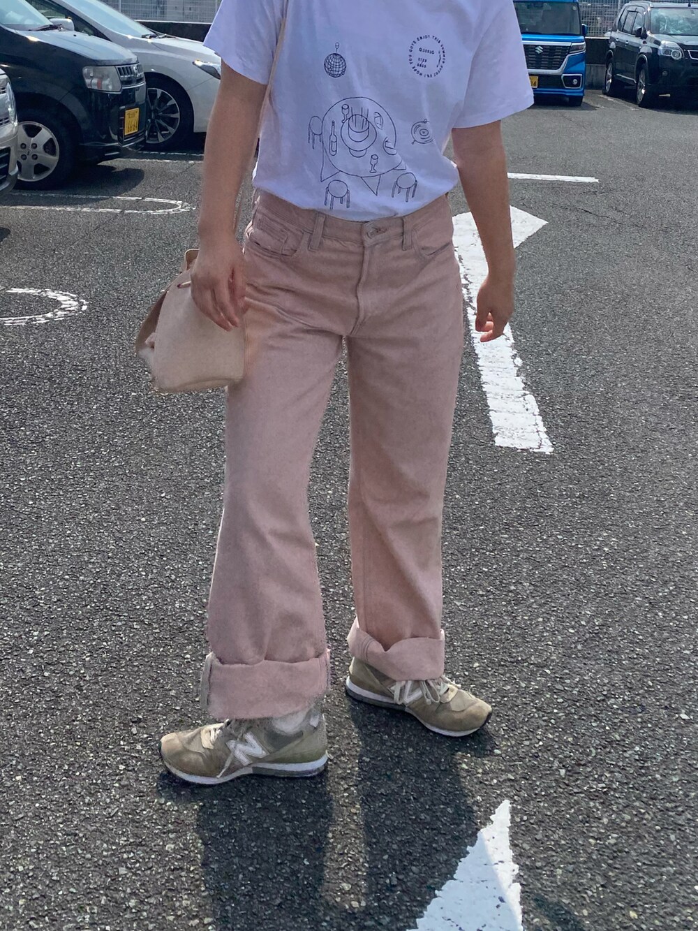 グレー系のスニーカー、ホワイト系のTシャツ/カットソーを着用したレディースの夏コーディネートの3枚目の写真