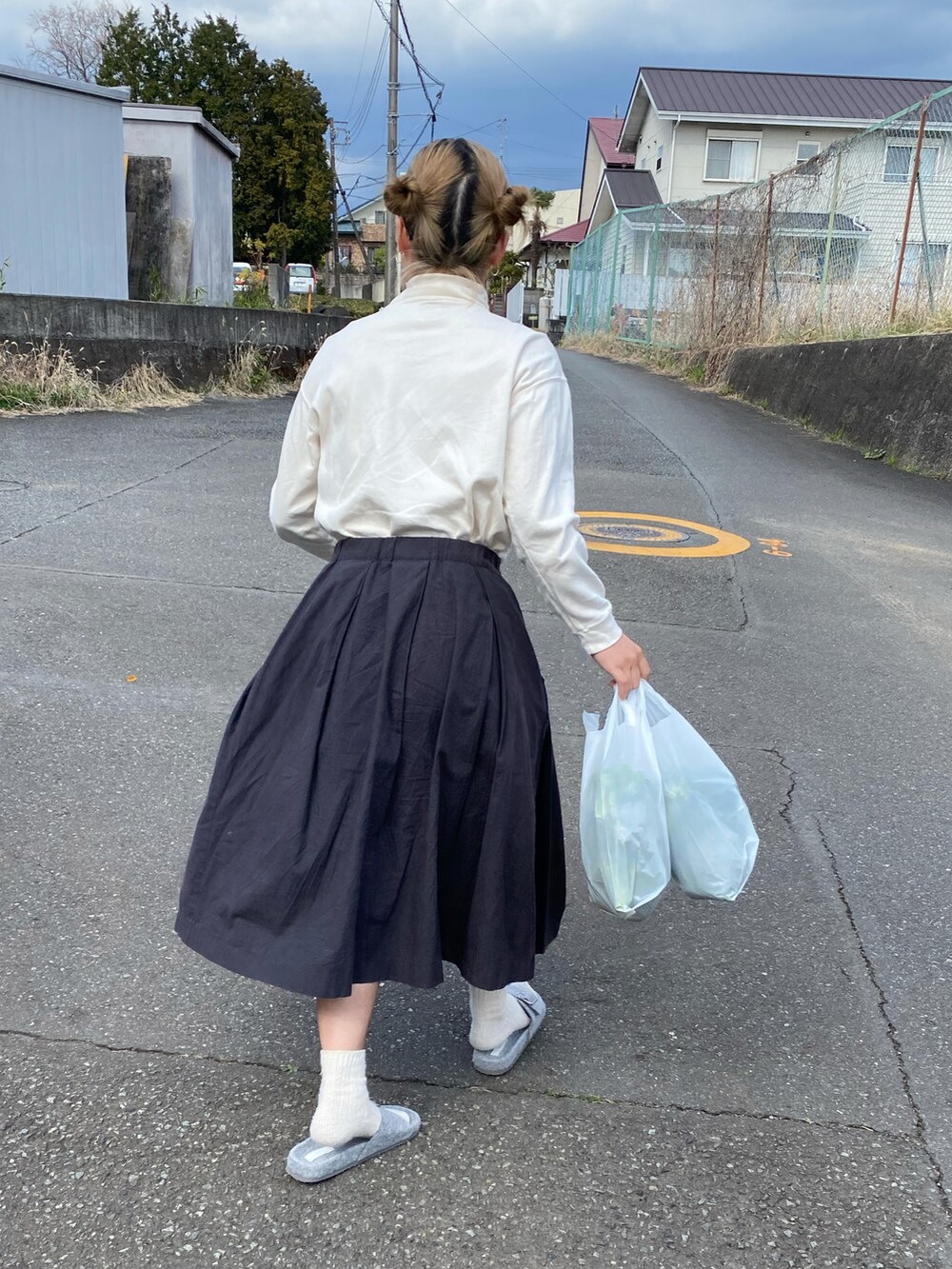 ホワイト系のTシャツ/カットソー、ブラック系のスカートを着用したレディースの春コーディネートの3枚目の写真