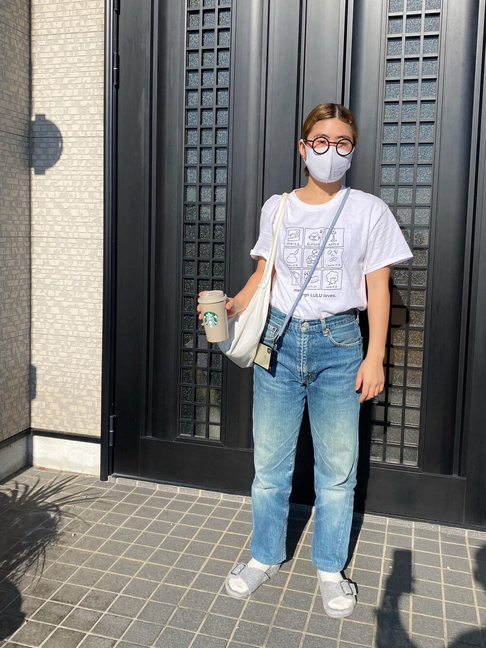 ブルー系のデニムパンツ、ホワイト系のTシャツ/カットソーを着用したレディースの冬コーディネートの3枚目の写真