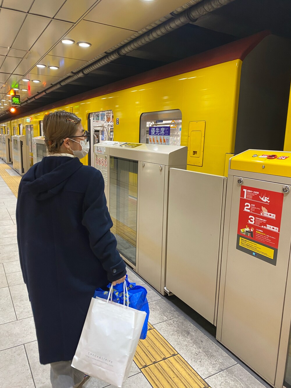 ブルー系のダッフルコート、グレー系のスウェットパンツ、ホワイト系のスニーカーを着用したレディースの冬コーディネートの2枚目の写真