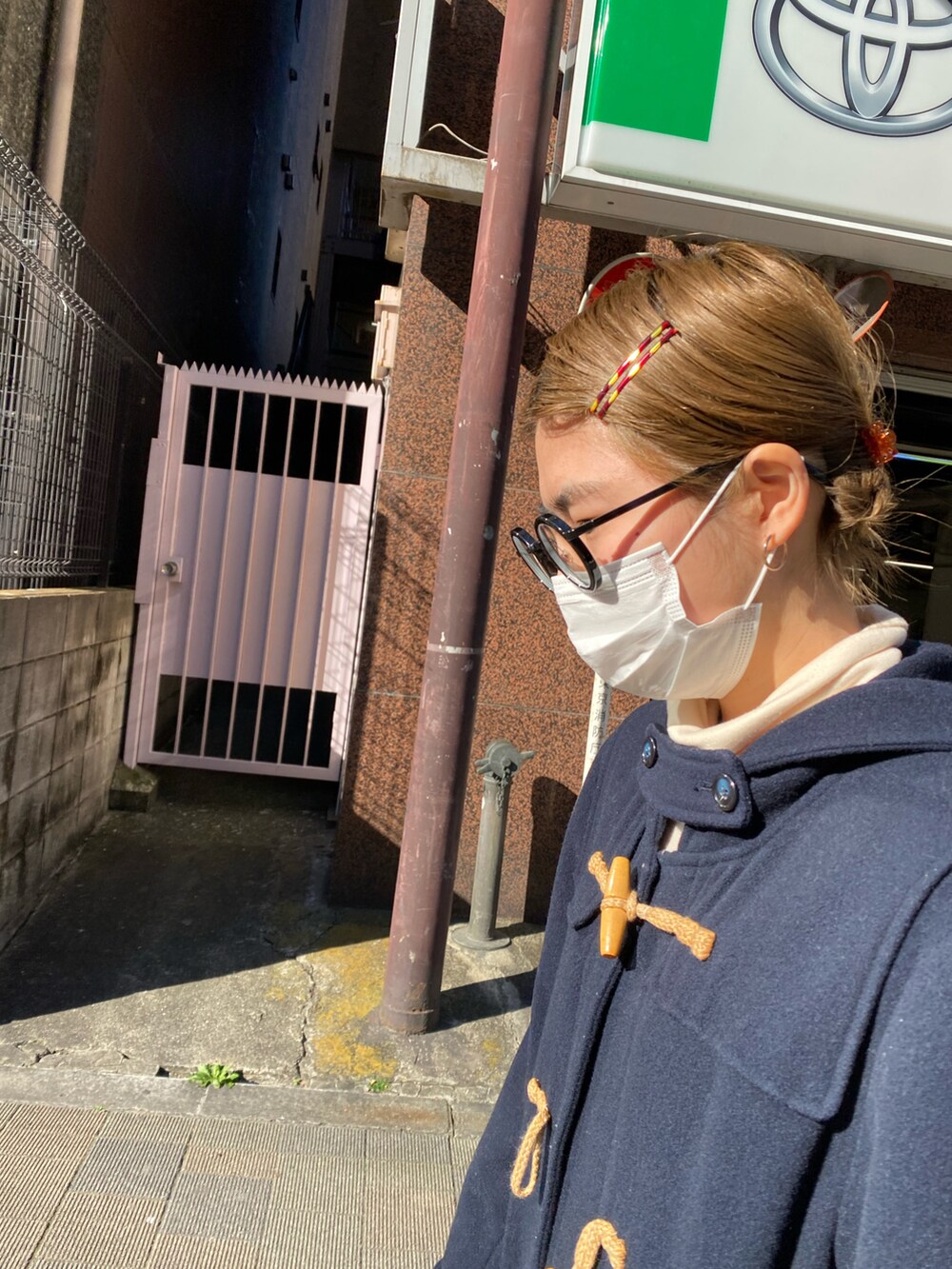 ブルー系のダッフルコート、グレー系のスウェットパンツ、ホワイト系のスニーカーを着用したレディースの冬コーディネートの3枚目の写真