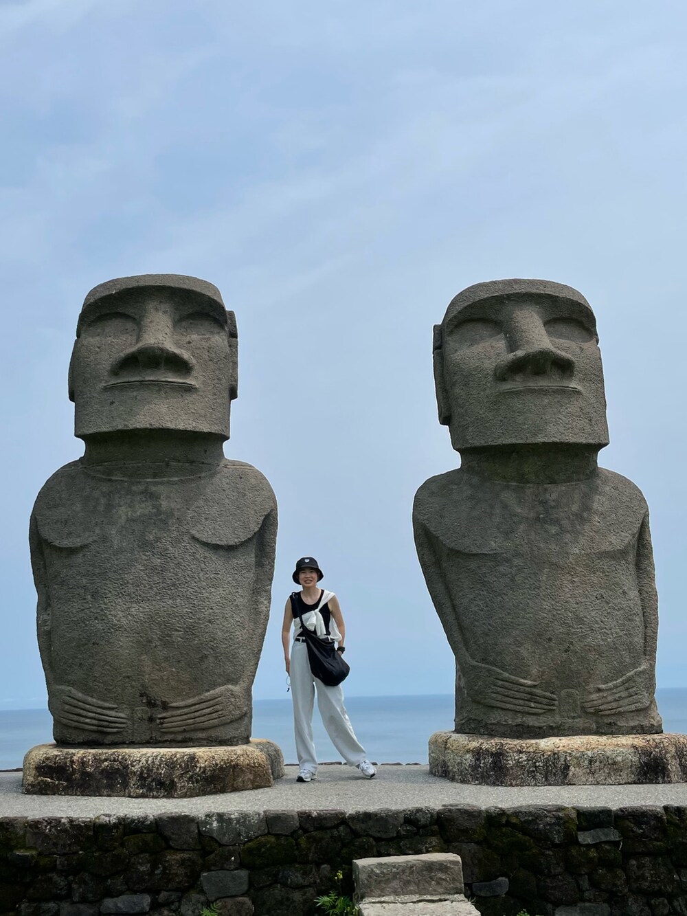 ブラック系のTシャツ/カットソー、ブルー系のデニムパンツ、シルバー系のスニーカーを着用したレディースの夏コーディネートの3枚目の写真