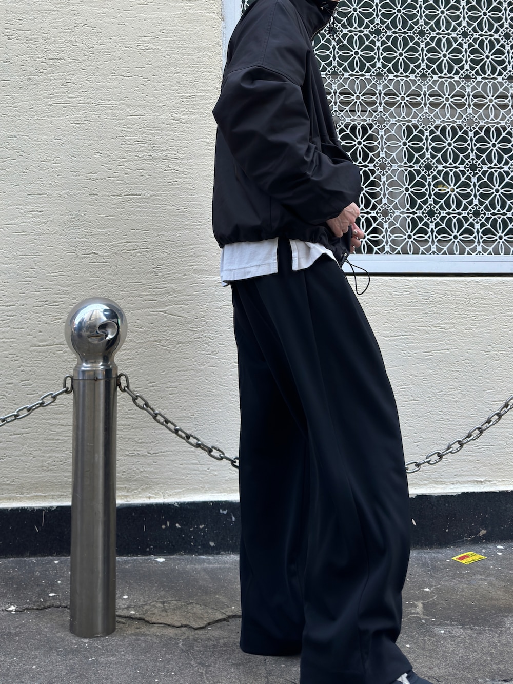 ブラック系のブルゾン、ブラック系のその他パンツ、ベージュ系のスニーカーを着用したレディースの春コーディネートの3枚目の写真