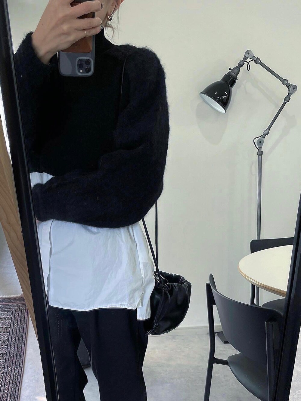 ブラック系のニット/セーター、ブラック系のハンドバッグ、ブラック系のパンツを着用したレディースの冬コーディネートの3枚目の写真