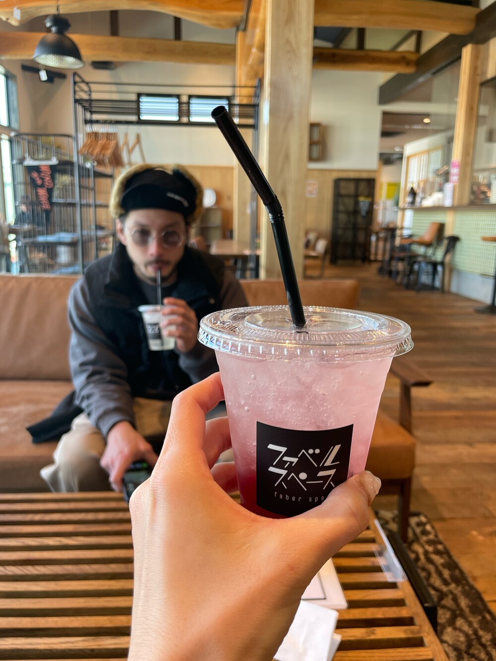 ホワイト系のシャツ/ブラウス、ブラウン系のパンツ、ブラック系のブーツを着用したレディースの春コーディネートの2枚目の写真