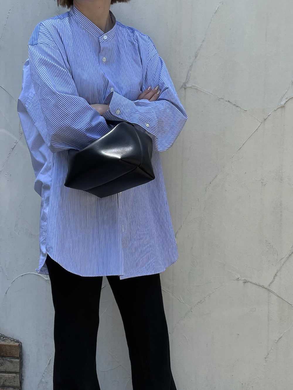 ブルー系のシャツ/ブラウス、ブラック系のその他パンツ、ブラック系のサンダルを着用したレディースの春コーディネートの3枚目の写真