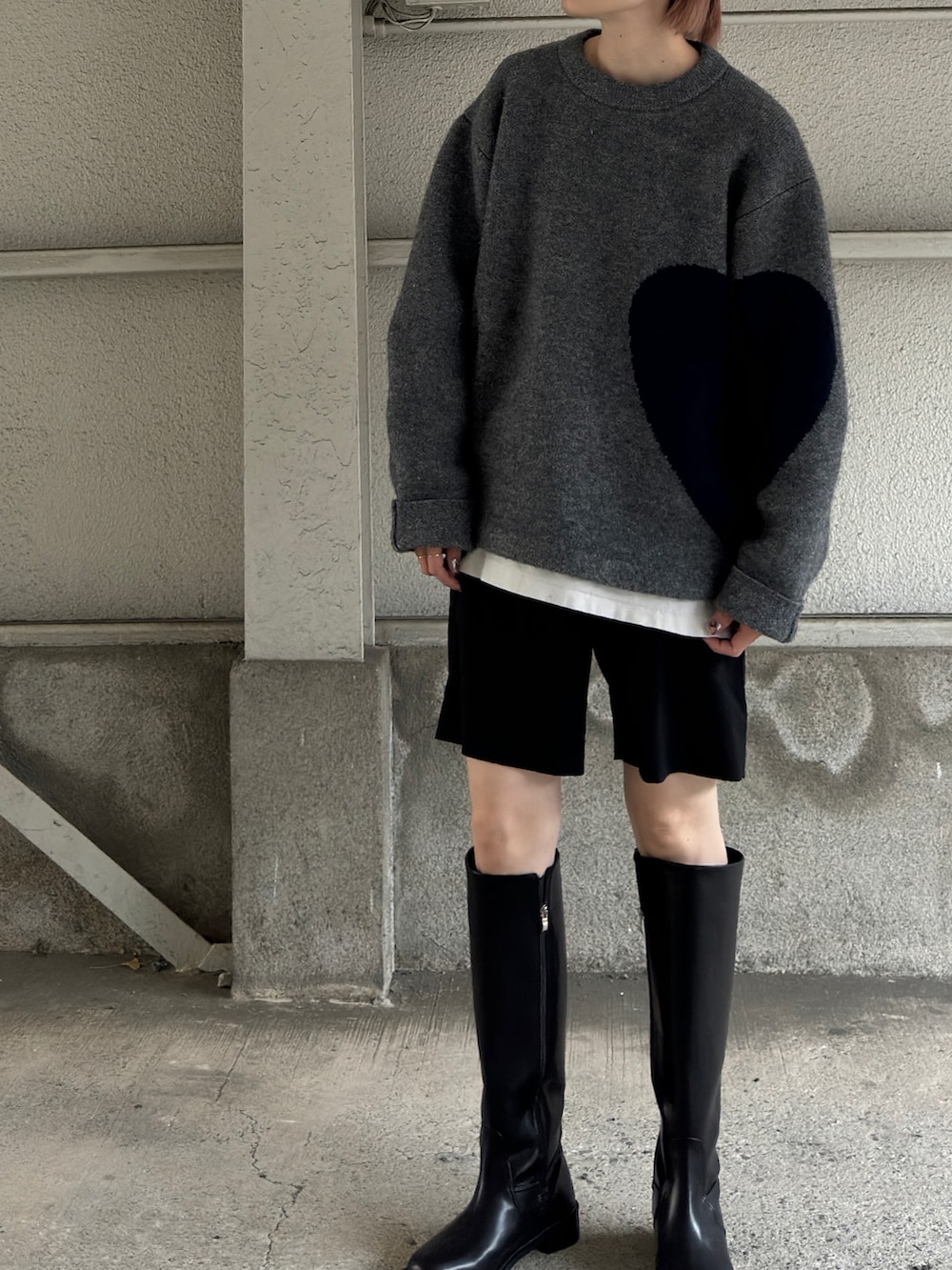 ブラック系のその他パンツ、ブラック系のブーツ、グレー系のニット/セーターを着用したレディースの冬コーディネートの2枚目の写真