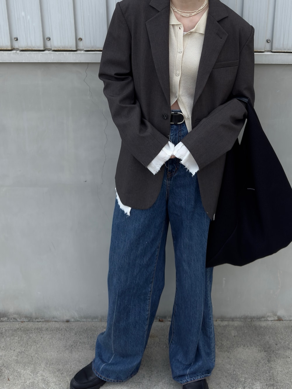 ホワイト系のカーディガン/ボレロ、グレー系のテーラードジャケット、ブルー系のデニムパンツを着用したレディースの春コーディネートの3枚目の写真
