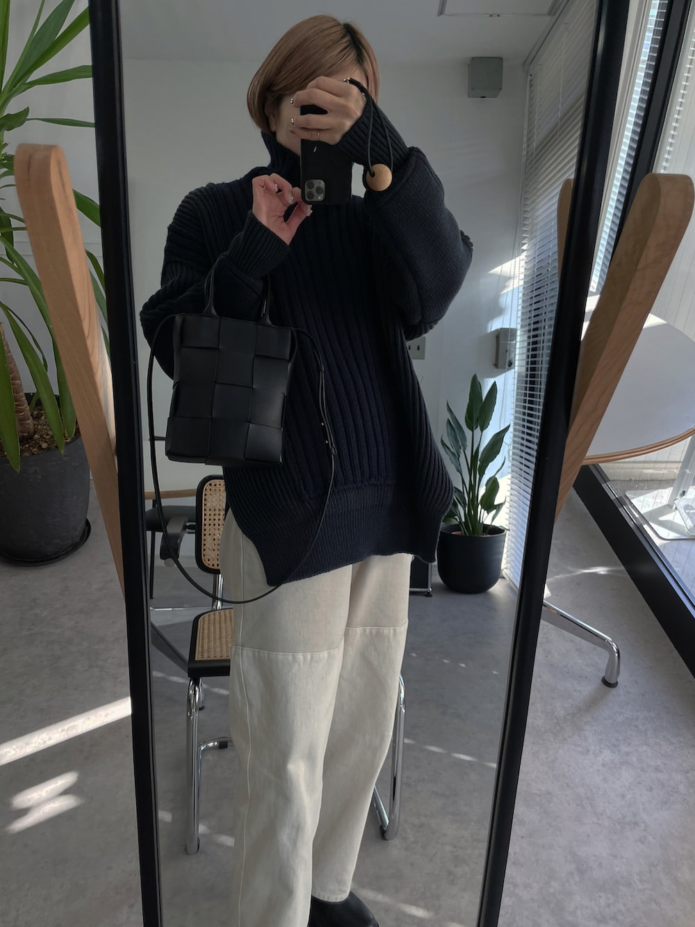 その他のニット/セーター、ベージュ系のその他パンツ、ブラック系のブーツを着用したレディースの冬コーディネートの3枚目の写真