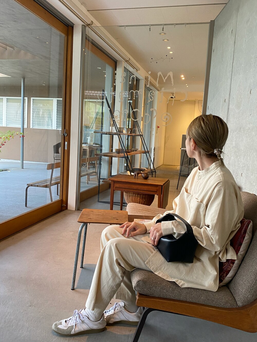 ベージュ系のシャツ/ブラウス、ベージュ系のその他パンツ、ブラック系のバッグを着用したレディースの秋コーディネートの2枚目の写真