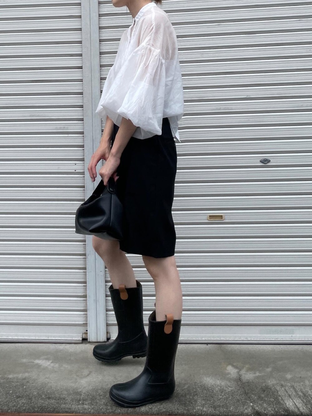 ホワイト系のシャツ/ブラウス、ブラック系のその他パンツ、ブラック系のバッグを着用したレディースの夏コーディネートの2枚目の写真