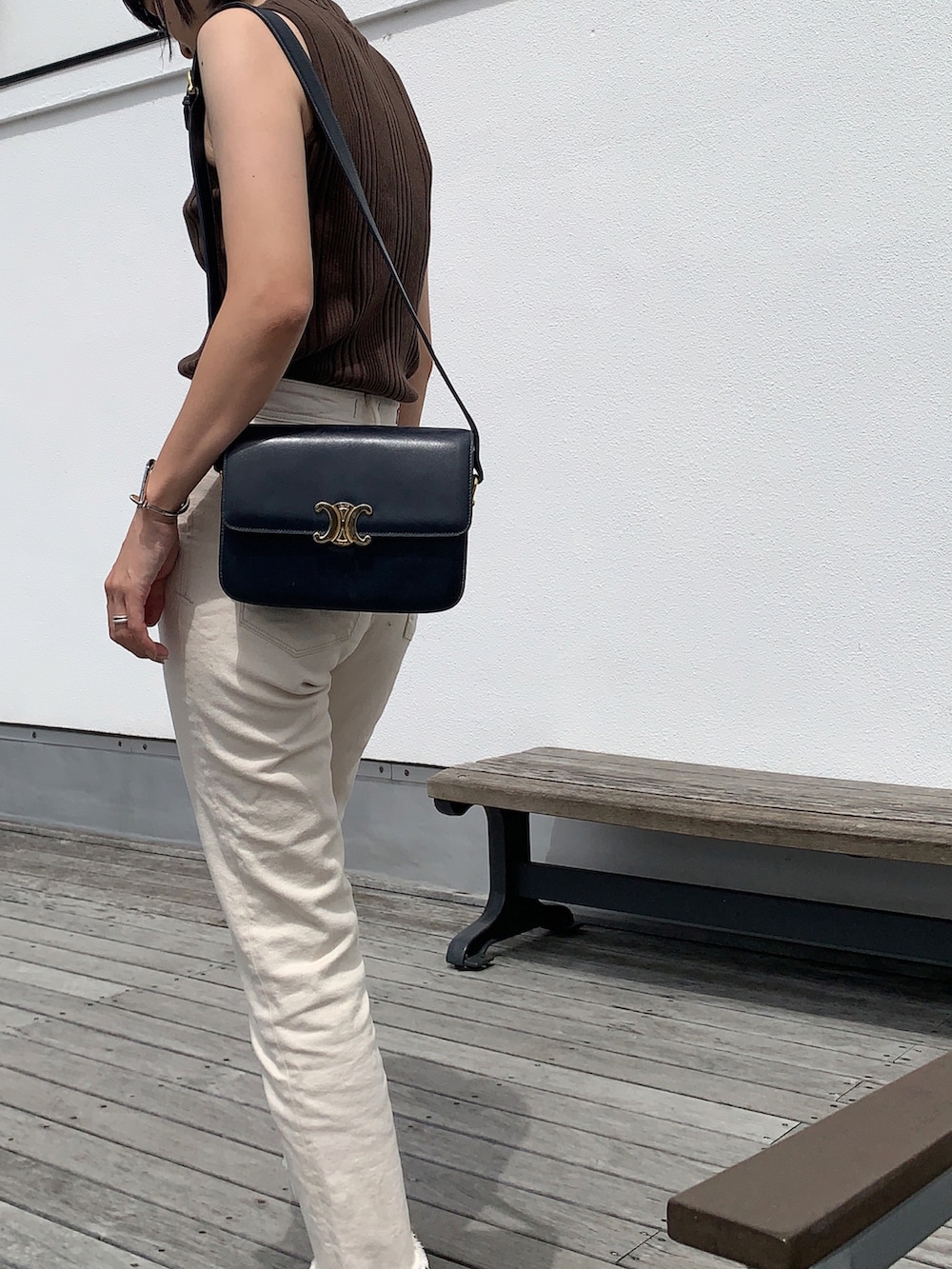 ブラウン系のタンクトップ、ブラウン系のその他パンツ、ベージュ系のショルダーバッグを着用したレディースの夏コーディネートの2枚目の写真