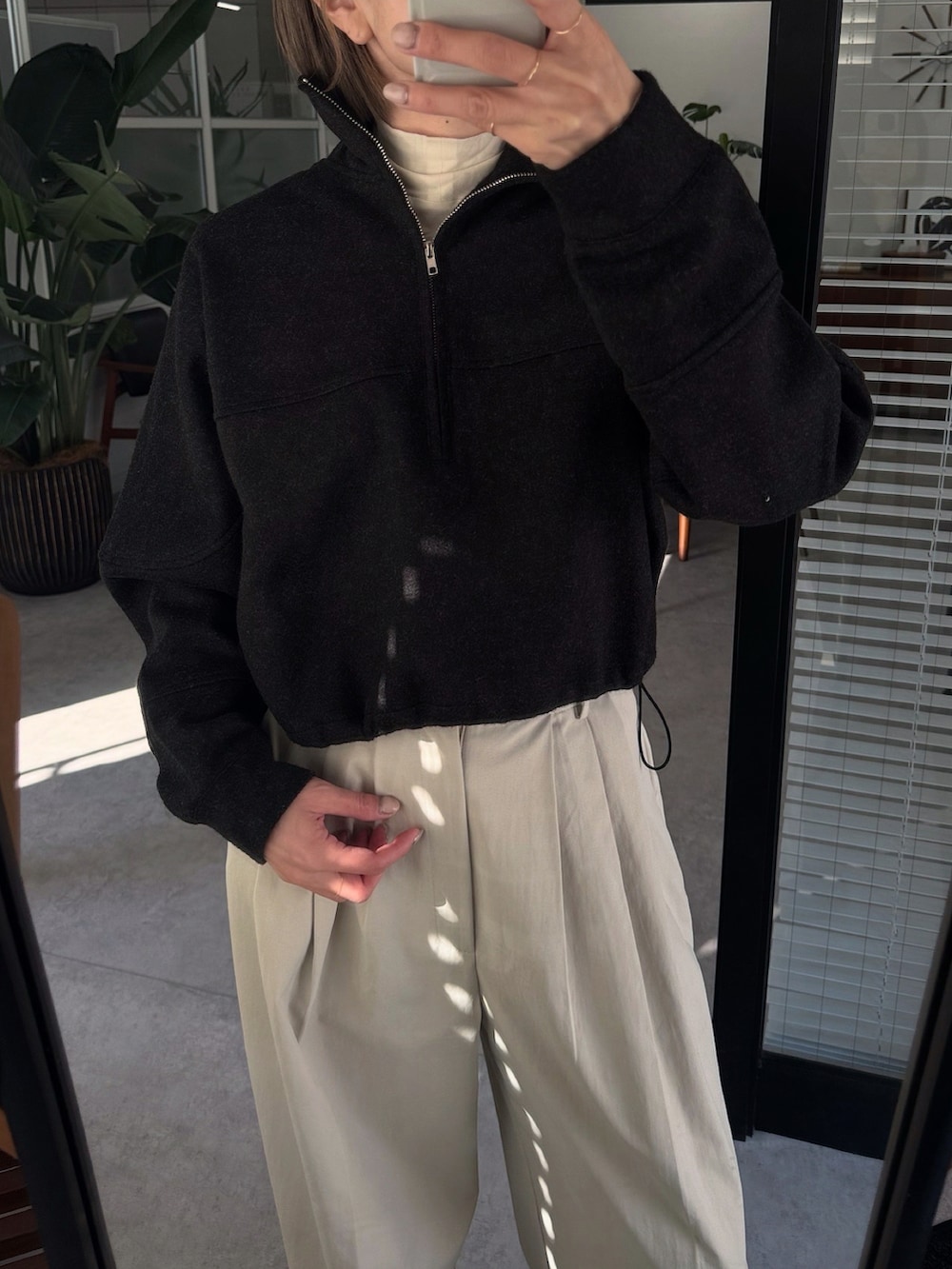 ホワイト系のTシャツ/カットソー、ブラック系のトップス、ホワイト系のパンツを着用したレディースの冬コーディネートの2枚目の写真