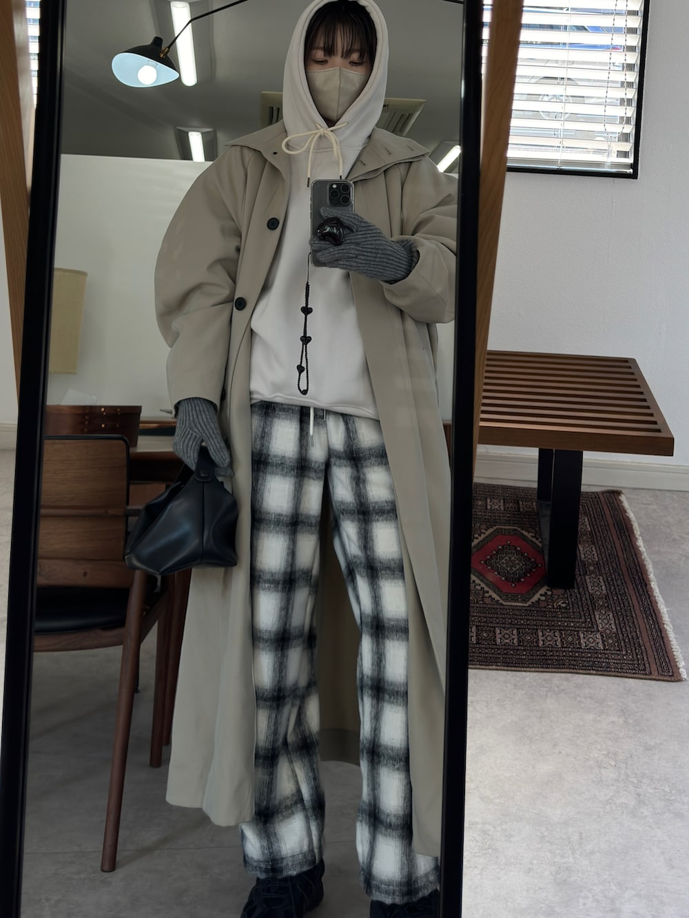 ホワイト系のその他パンツ、ブラック系のスニーカー、ベージュ系のトレンチコートを着用したレディースの冬コーディネートの2枚目の写真