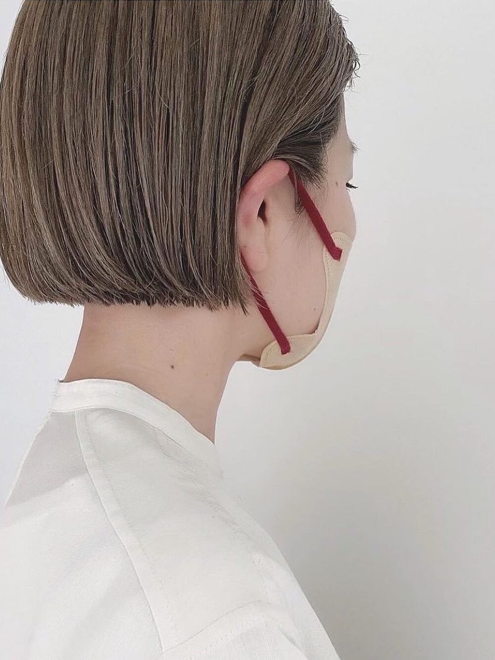 ホワイト系のシャツ/ブラウスを着用したレディースの春コーディネートの2枚目の写真