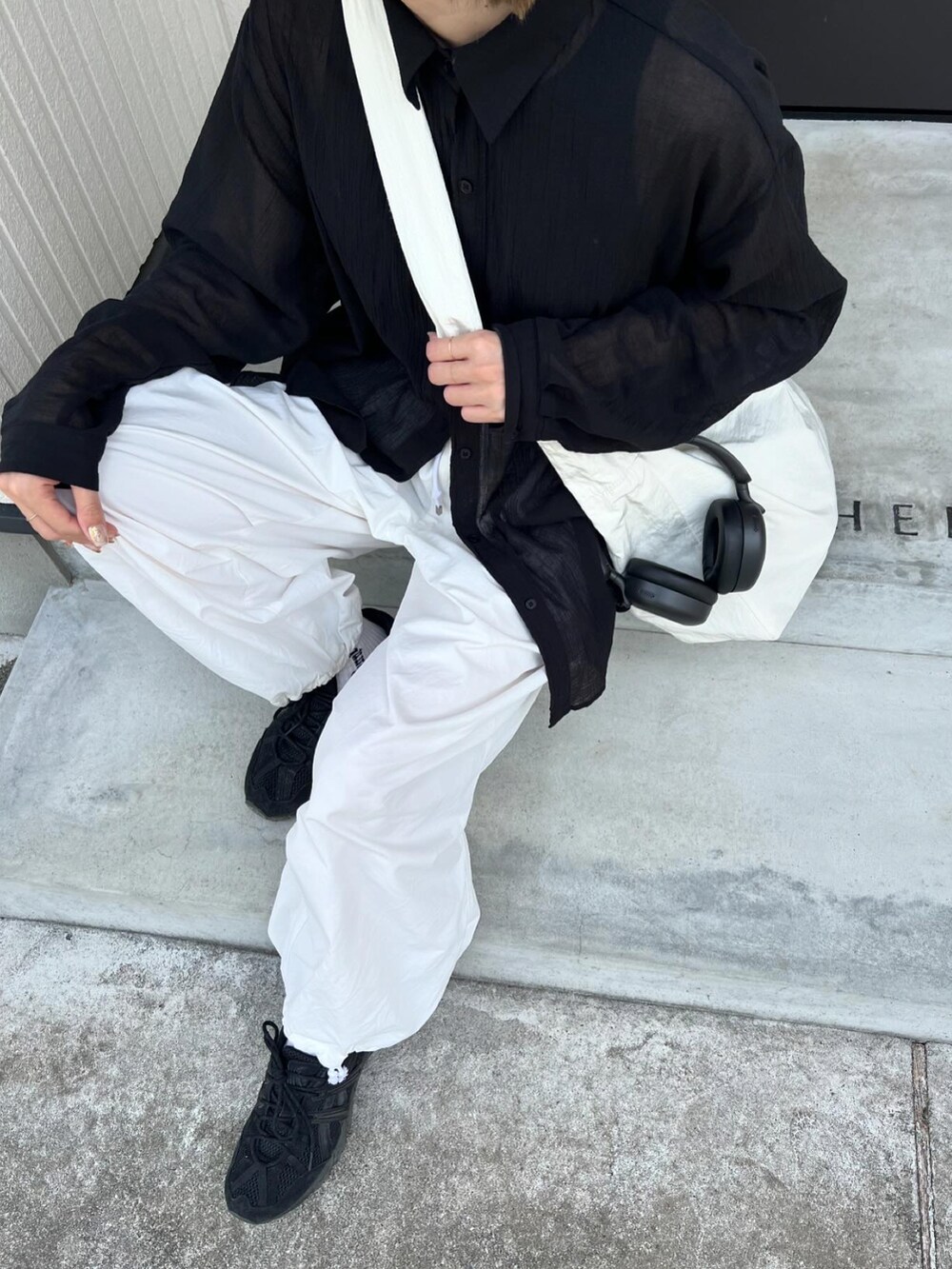 ブラック系のショルダーバッグ、ホワイト系のその他パンツ、ブラック系のスニーカーを着用したレディースの夏コーディネートの2枚目の写真