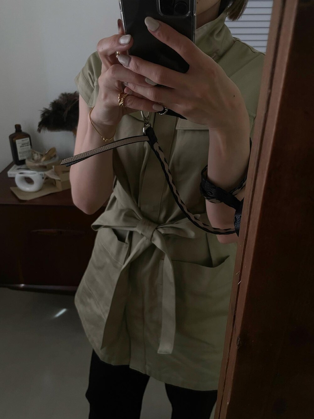 グリーン系のその他アウター、ブラック系のバッグ、ブラック系のサンダルを着用したレディースの夏コーディネートの4枚目の写真