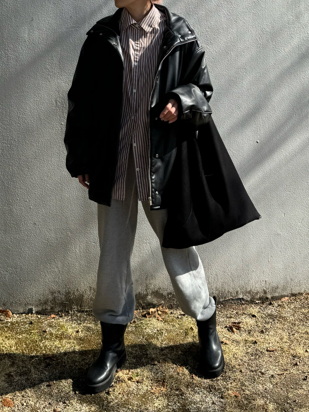 ブラウン系のシャツ/ブラウス、ブラック系のその他アウター、グレー系のスウェットパンツを着用したレディースの秋コーディネートの2枚目の写真