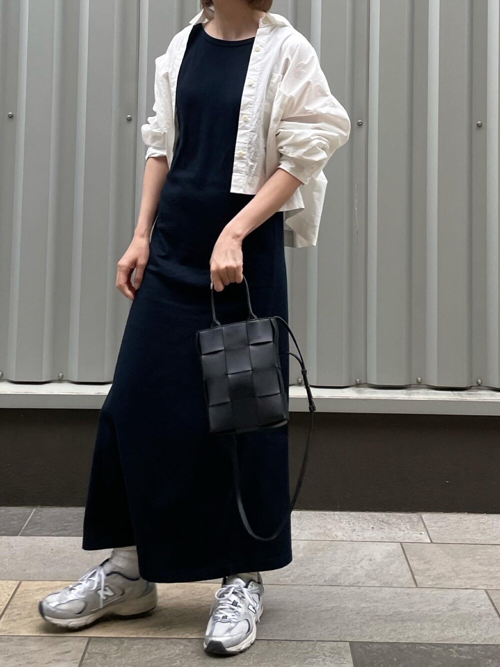ホワイト系のシャツ/ブラウス、ブルー系のワンピース、ブラック系のバッグを着用したレディースの春コーディネートの2枚目の写真